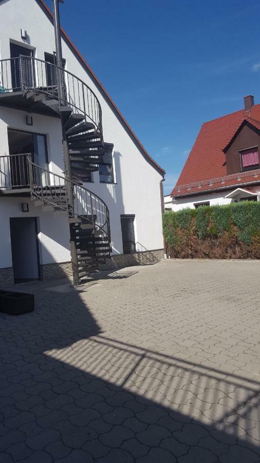 Apartments Zum Bayrisch Pub Weissenhorn Exterior photo